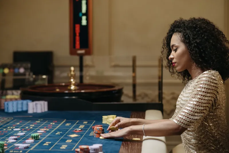 What the Table Doesn't Say: Spotting Betting Tells in Live Casino Games